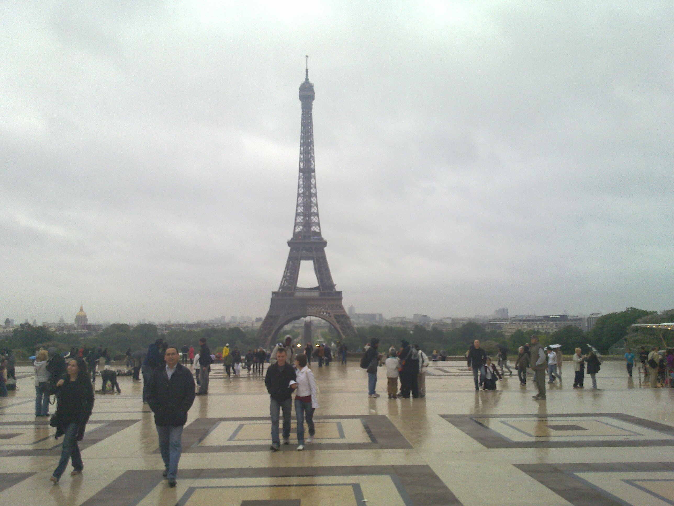 le-saut-en-roller-de-taig-depuis-la-tour-eiffel