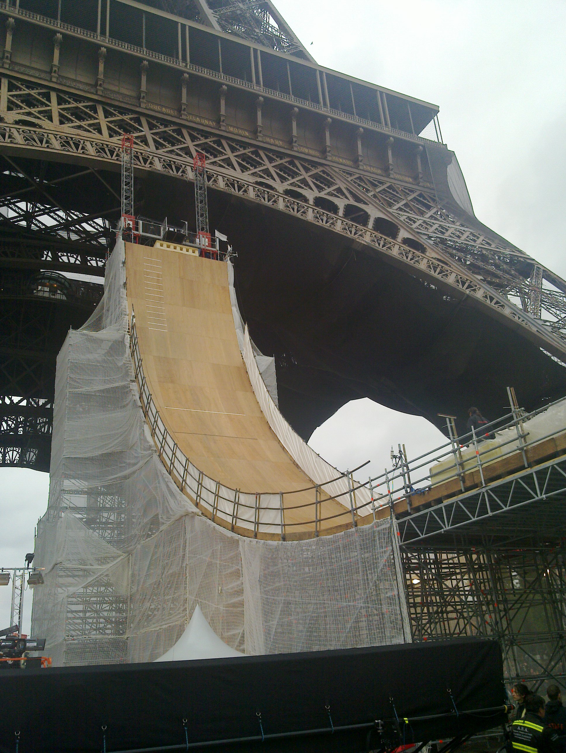 le-saut-en-roller-depuis-la-tour-eiffel