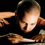 v-pour-vendetta-nathalie-portman-cheveux-court-lecture