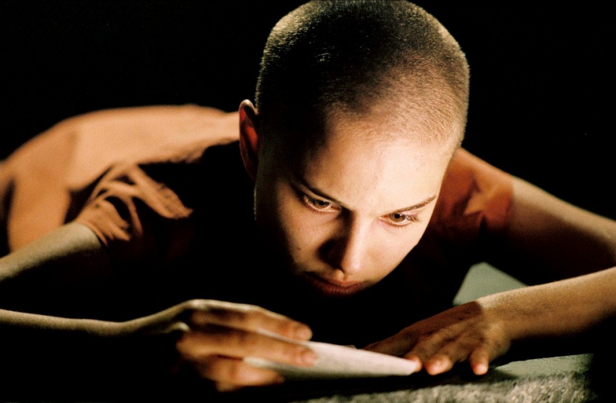 v-pour-vendetta-nathalie-portman-cheveux-court-lecture